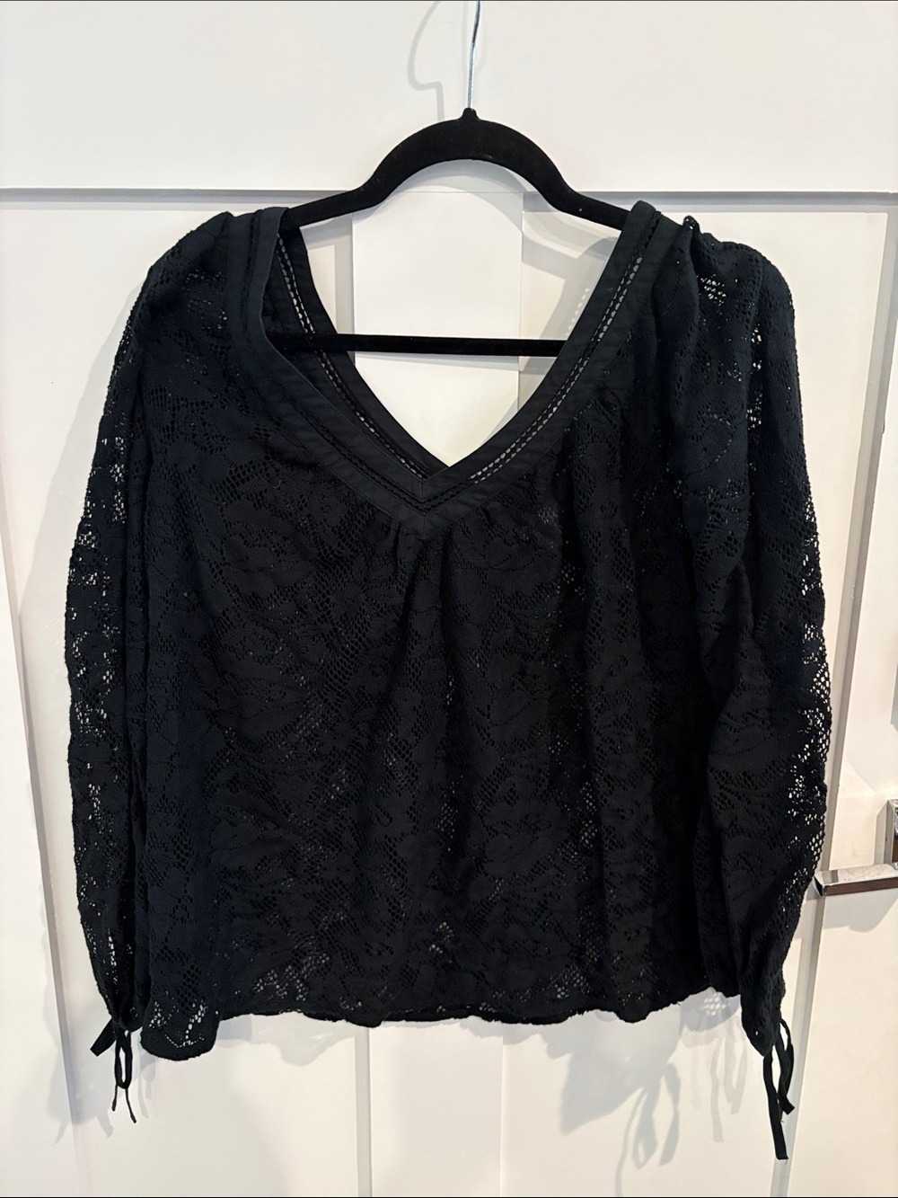 hinge Black Lace V-Neck Balloon Sleeve Blouse